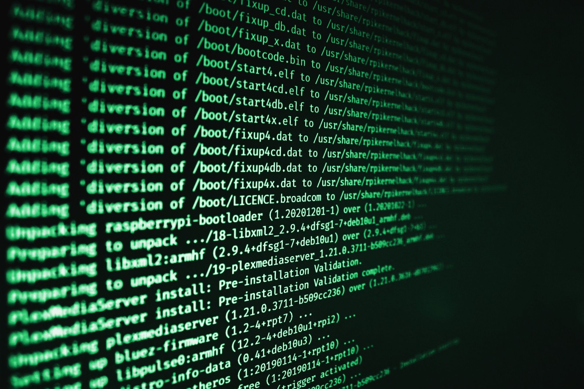 Code vert sur un écran sombre