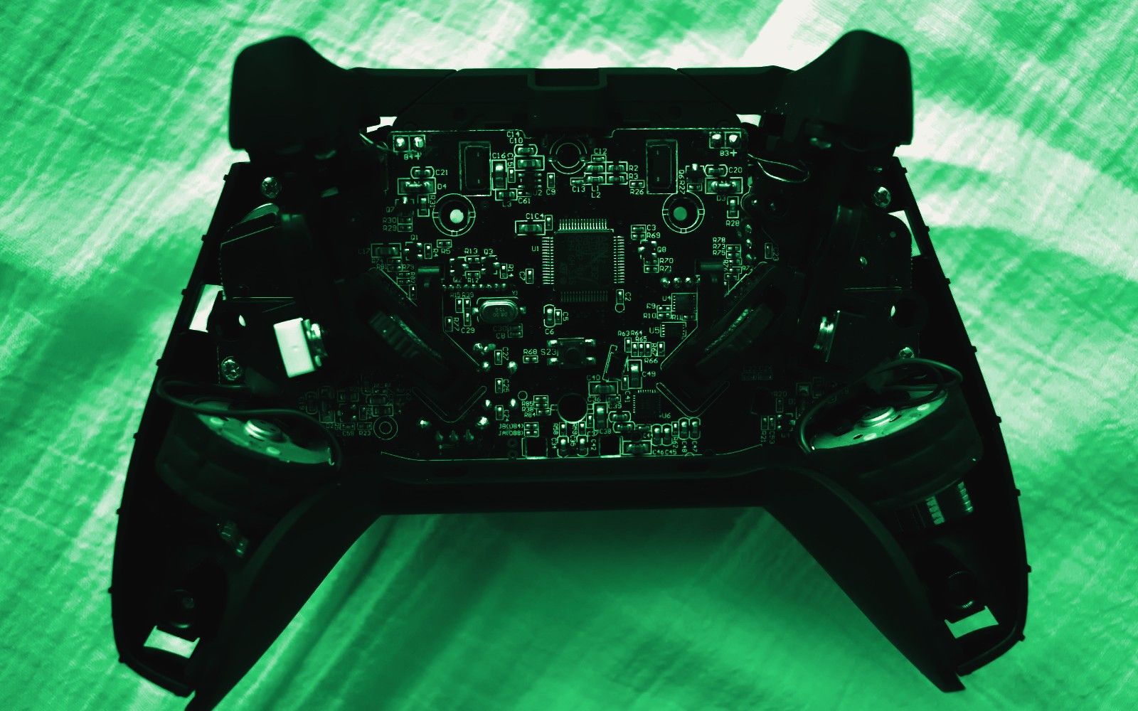 Manette de jeu noire sur tissu blanc