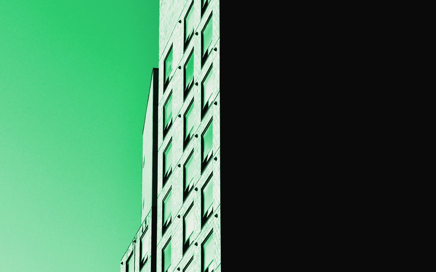 Façade d’immeuble en noir et blanc
