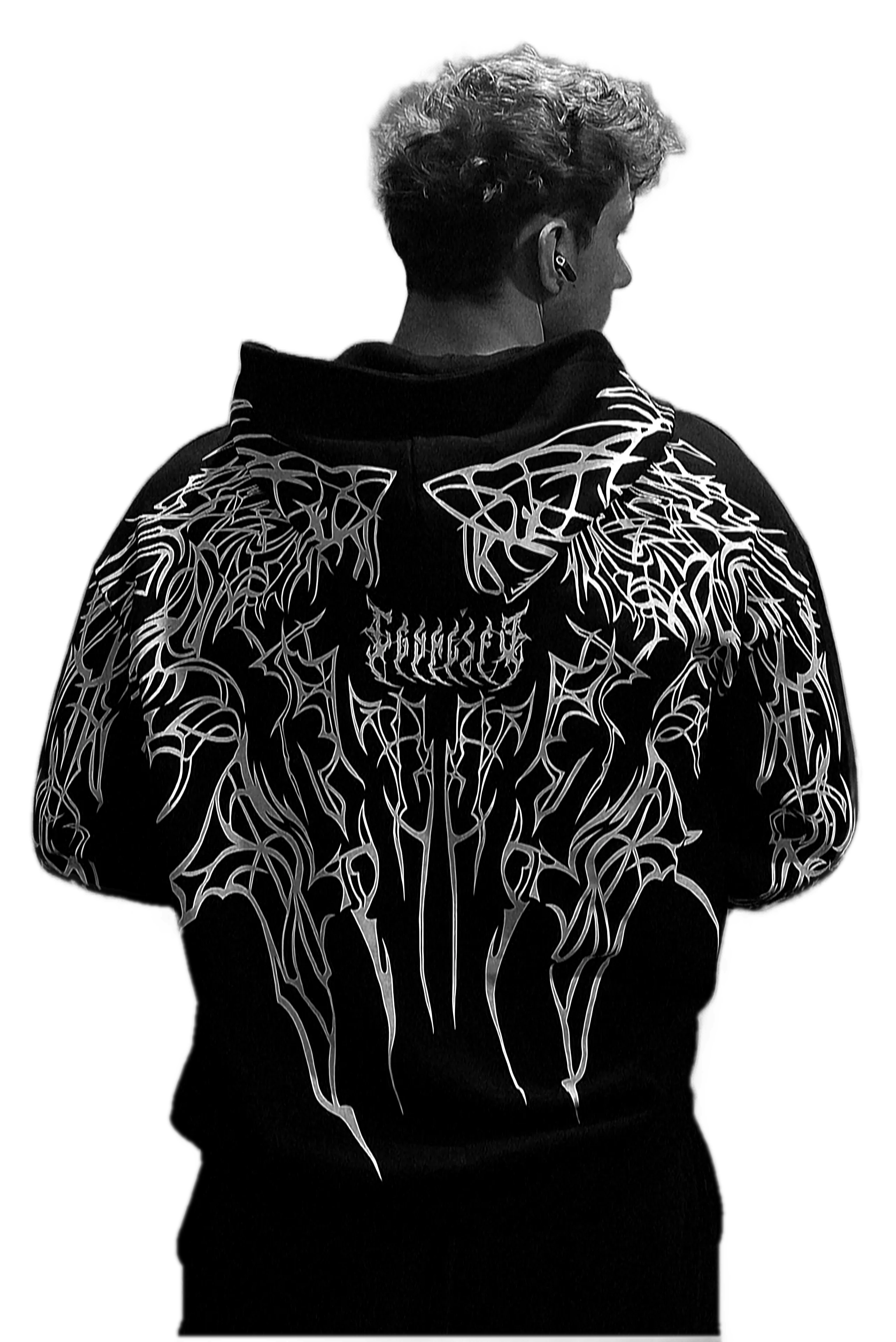 Nathan Duport de dos, sweat noir à motif d’ailes blanches